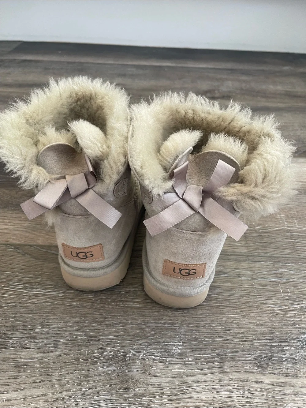 UGG Short Shearling Lined Suede Boots - Cream good condition size 7